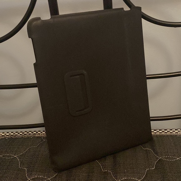 ⭐️HOST PICK⭐️ Black apple iPad sleeve - Picture 2 of 4